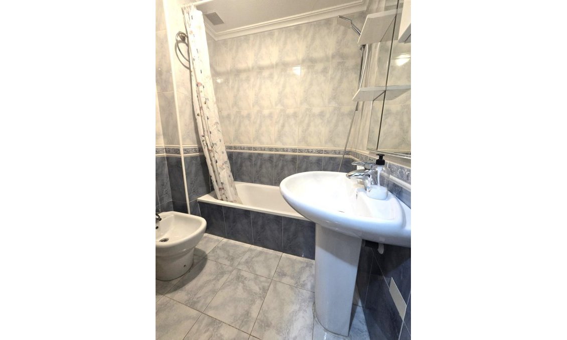 Segunda mano - Apartamento -
Torrevieja - Las Piscinas Naturales