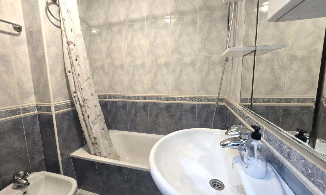 Segunda mano - Apartamento -
Torrevieja - Las Piscinas Naturales