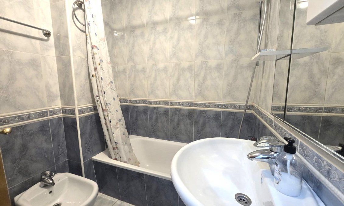 Segunda mano - Apartamento -
Torrevieja - Las Piscinas Naturales