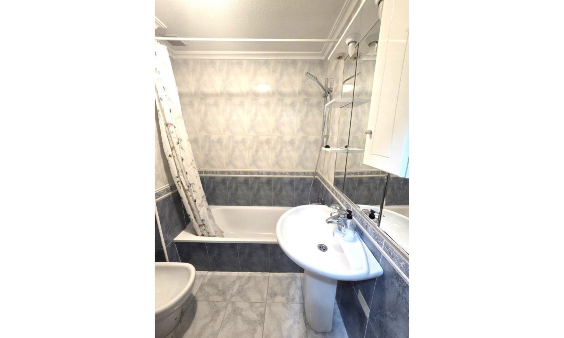 Segunda mano - Apartamento -
Torrevieja - Las Piscinas Naturales
