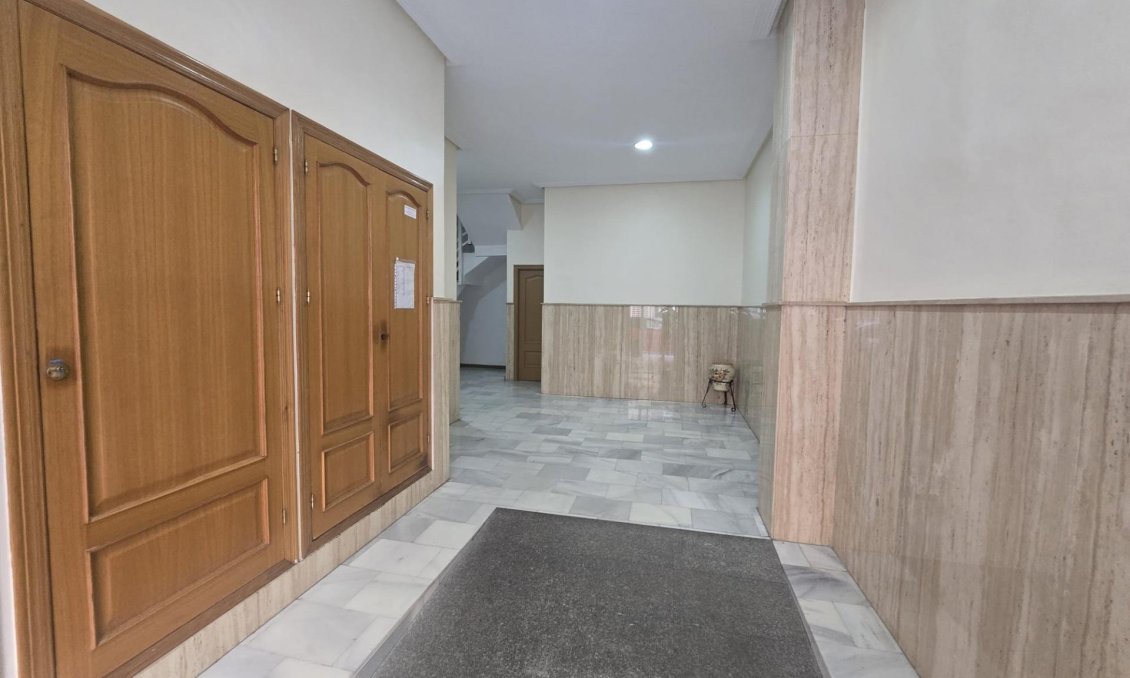 Segunda mano - Apartamento -
Torrevieja - Las Piscinas Naturales