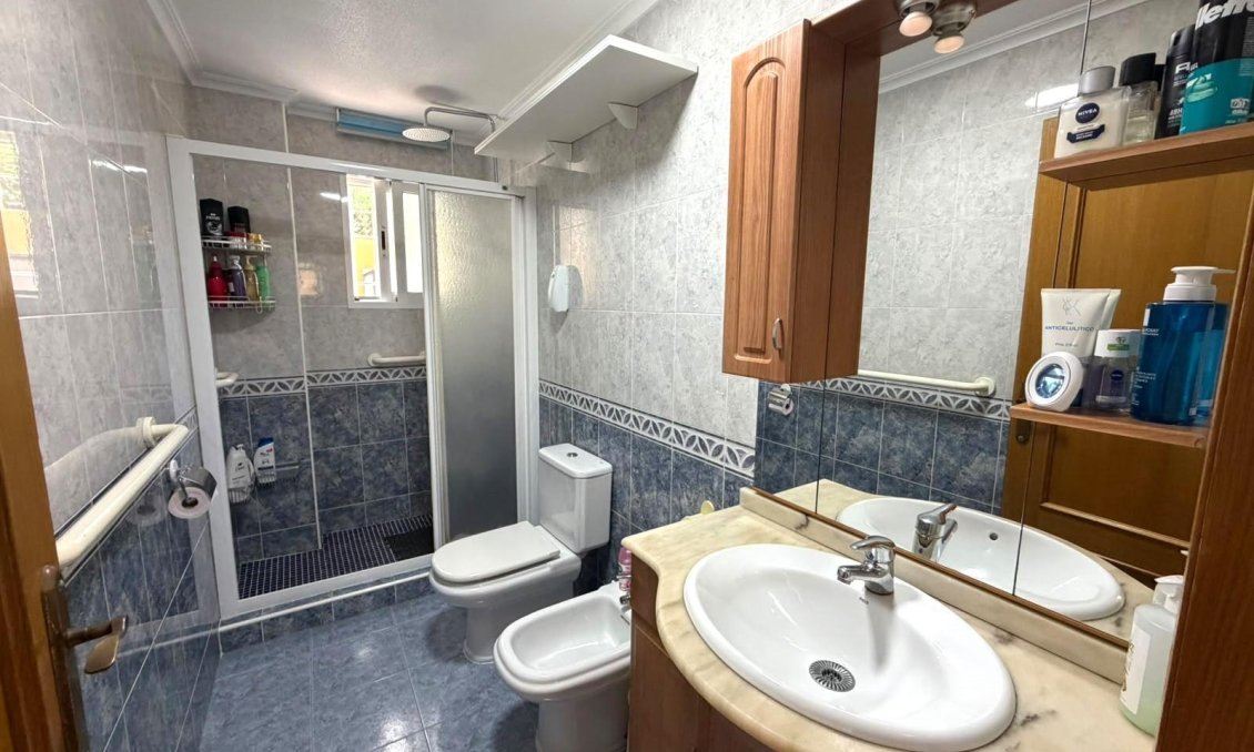 Segunda mano - Bungalow -
Torrevieja - La Mata