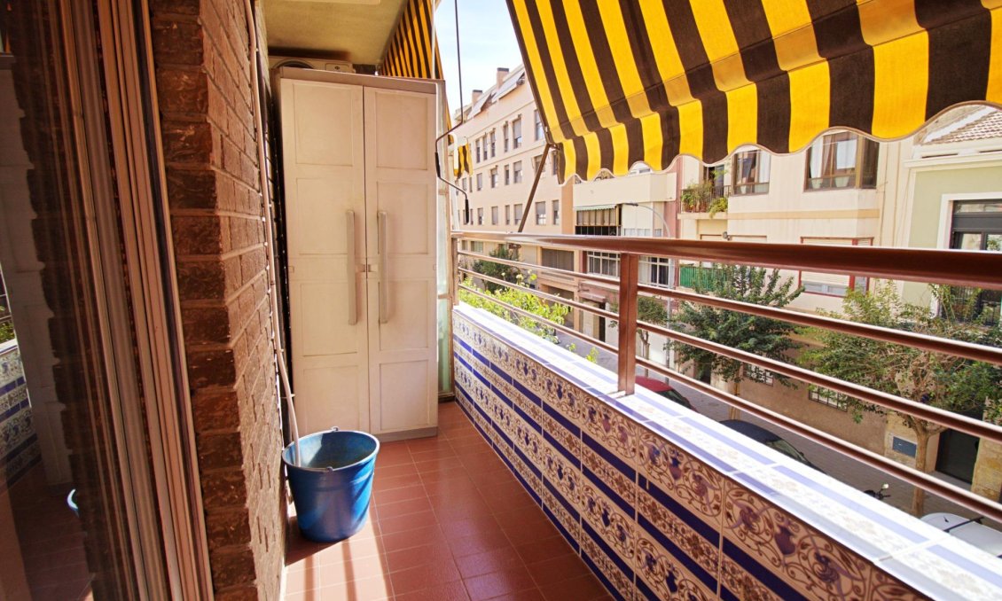 Wiederverkauf - Wohnung -
Alicante - Benalua