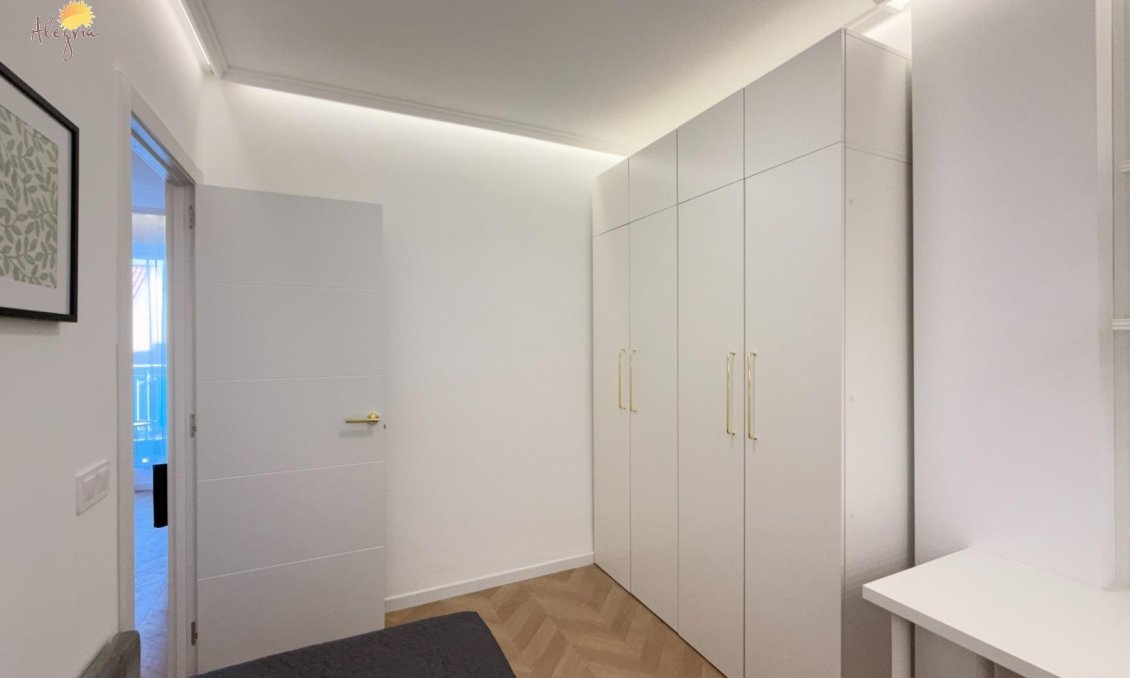 Használt Ingatlanok - Apartman -
Torrevieja - Estacion De Autobuses