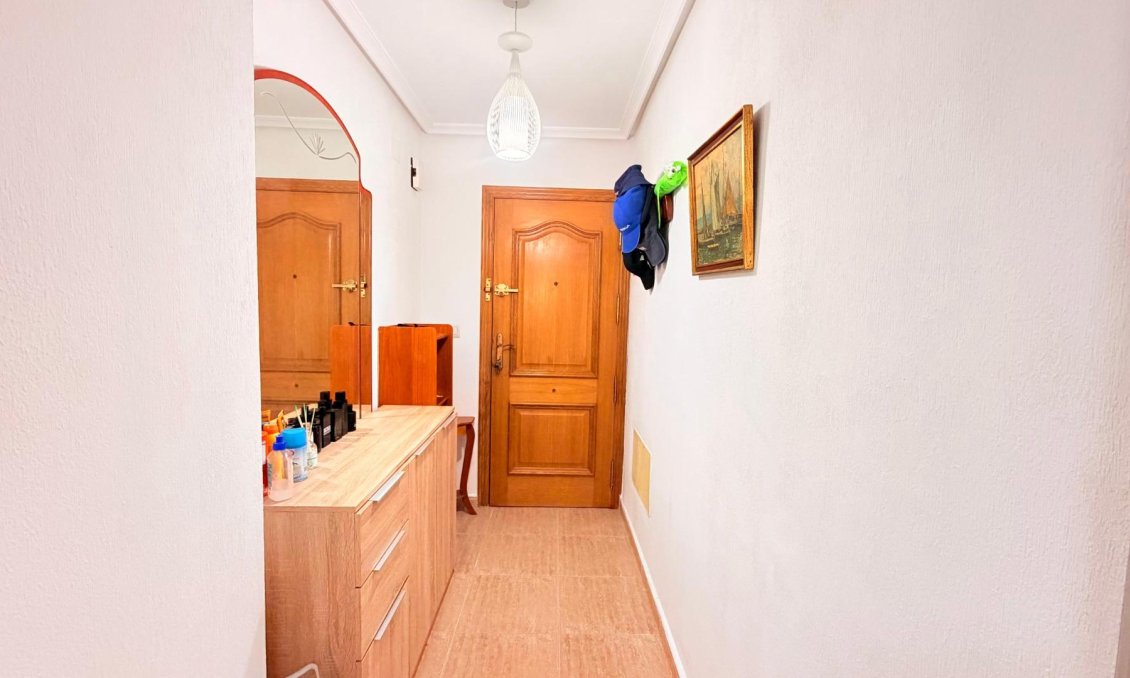 Segunda mano - Apartamento -
Torrevieja - Centro - Muelle Pesquero