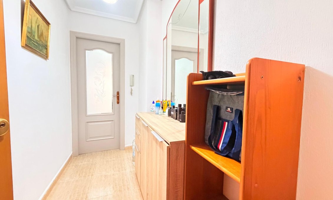 Segunda mano - Apartamento -
Torrevieja - Centro - Muelle Pesquero