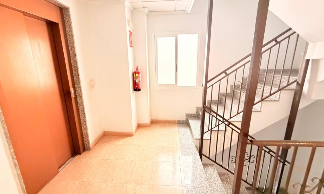 Segunda mano - Apartamento -
Torrevieja - Centro - Muelle Pesquero