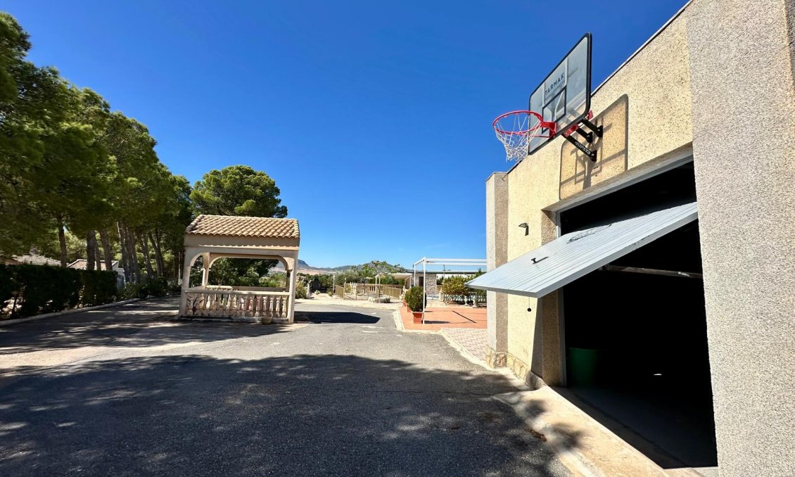 Segunda mano - Villa -
Yecla - Inland