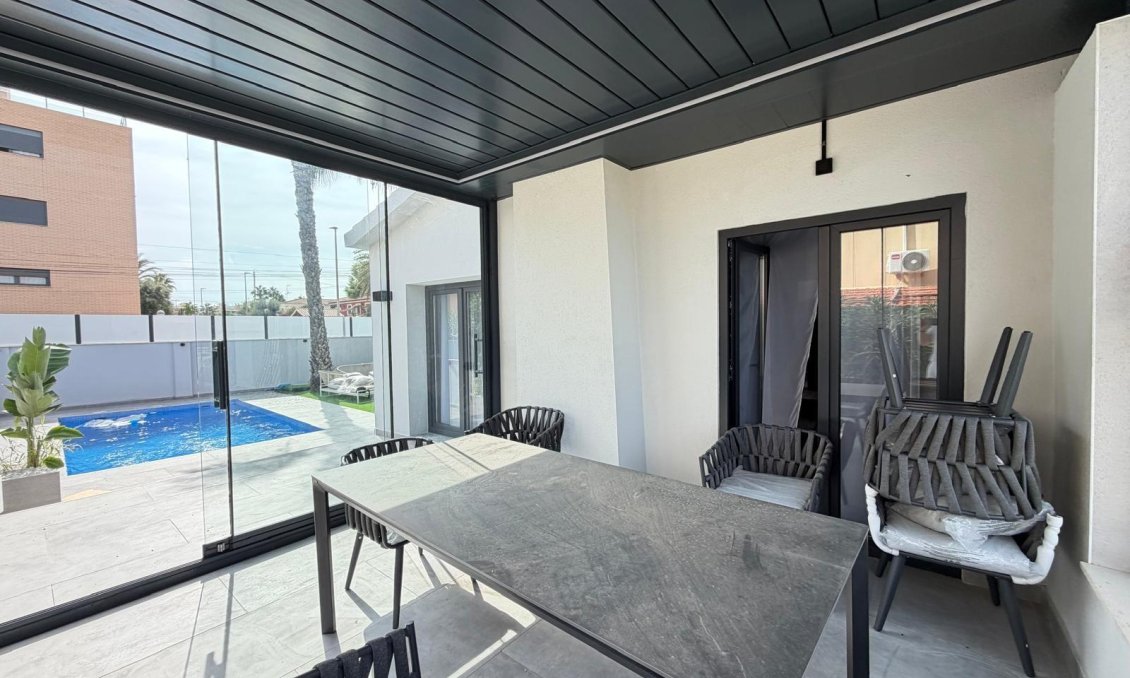 Segunda mano - Villa -
Torrevieja - Punta Prima