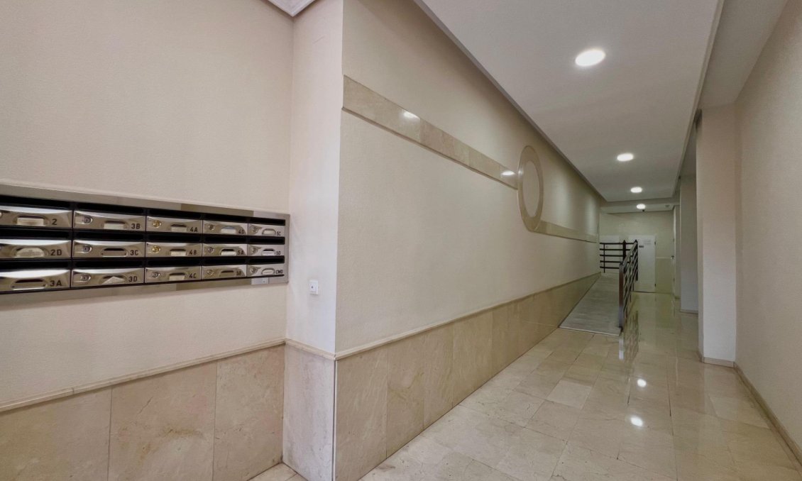 Segunda mano - Apartamento -
Torrevieja - Puerto Deportivo