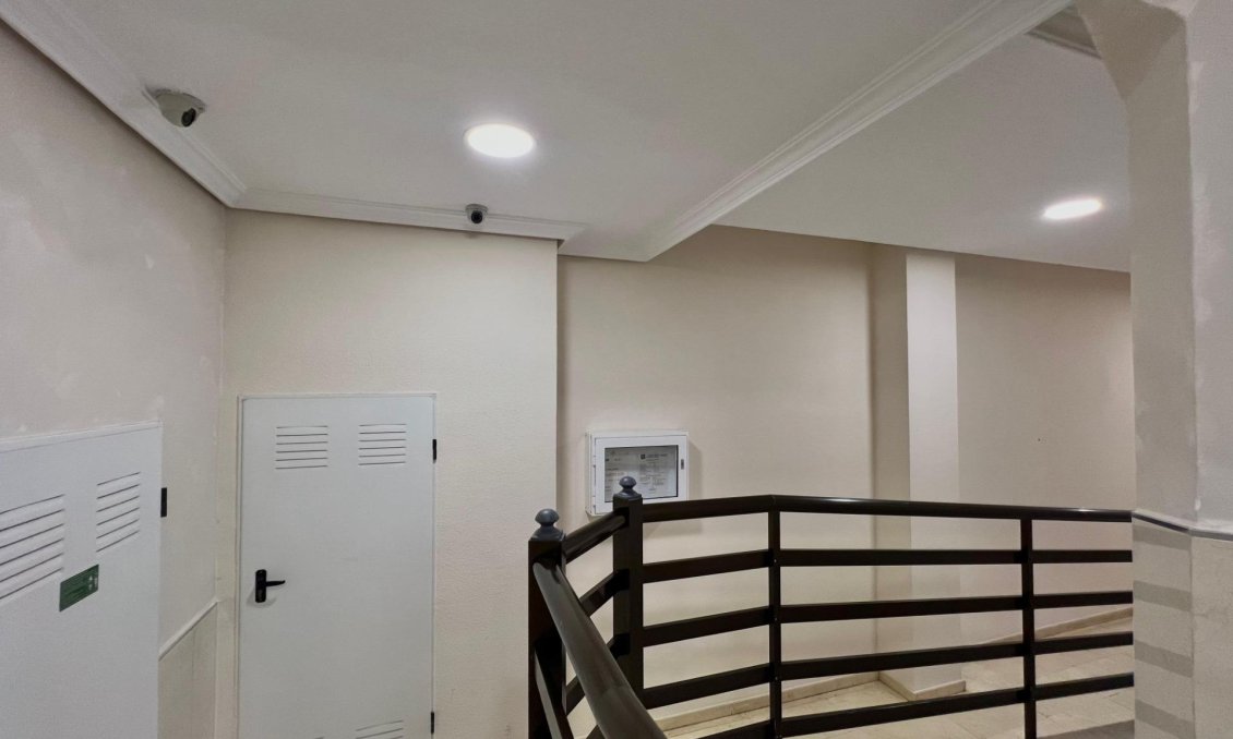 Segunda mano - Apartamento -
Torrevieja - Puerto Deportivo