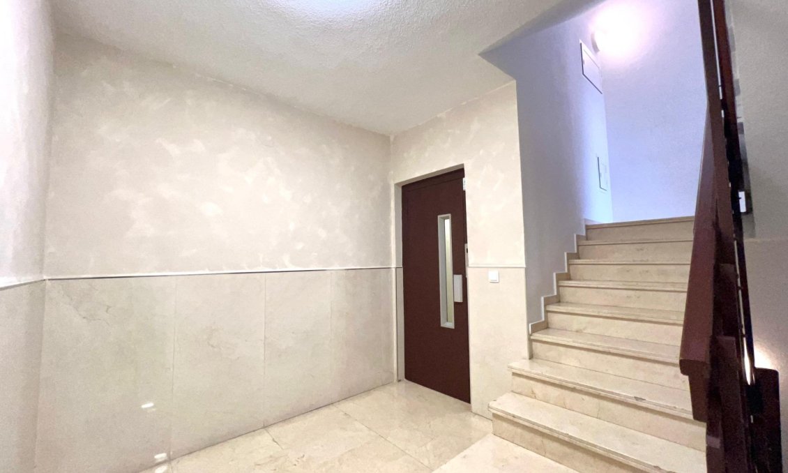 Segunda mano - Apartamento -
Torrevieja - Puerto Deportivo