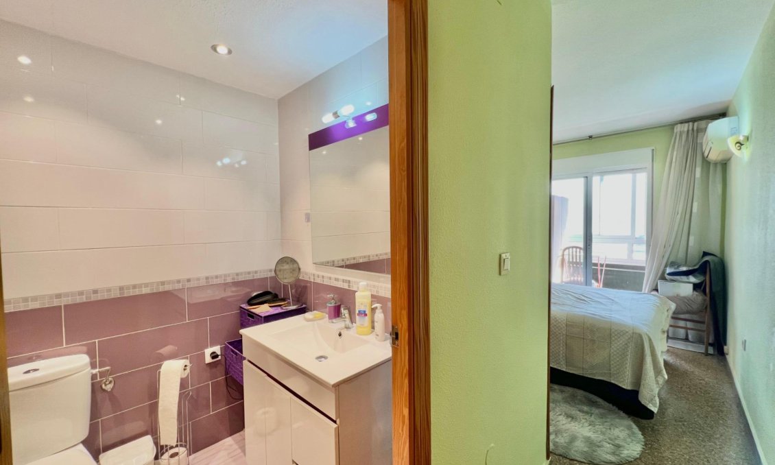 Segunda mano - Apartamento -
Torrevieja - Puerto Deportivo