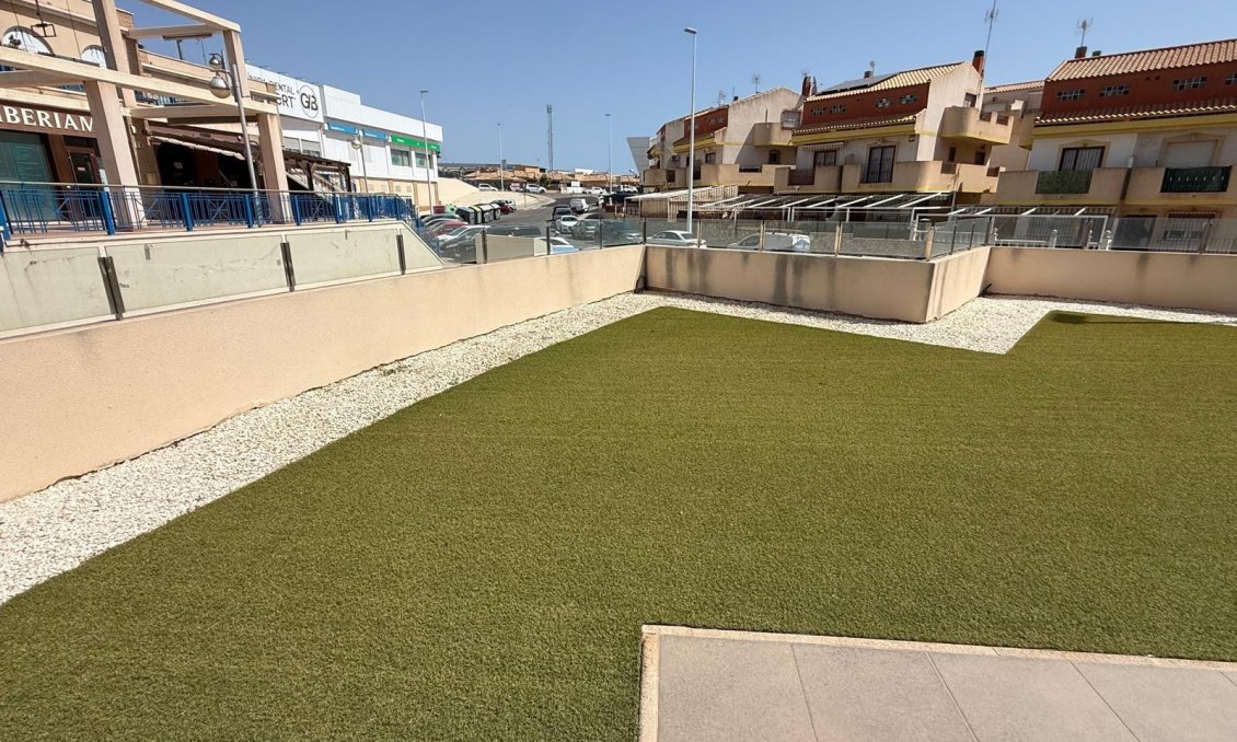 Segunda mano - Bungalow -
Orihuela Costa - La Zenia
