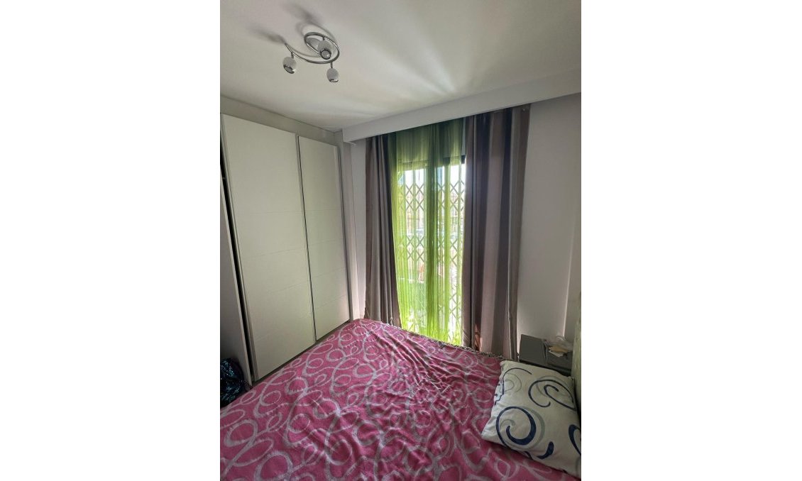 Segunda mano - Bungalow -
Orihuela Costa - La Zenia