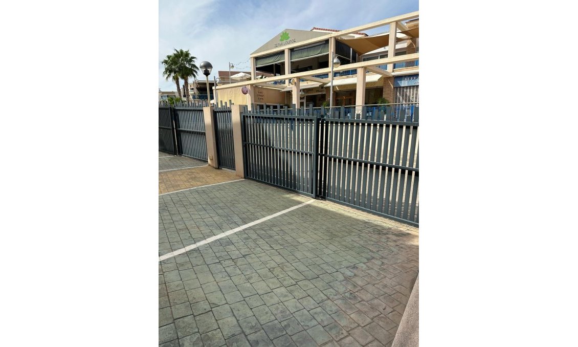 Segunda mano - Bungalow -
Orihuela Costa - La Zenia