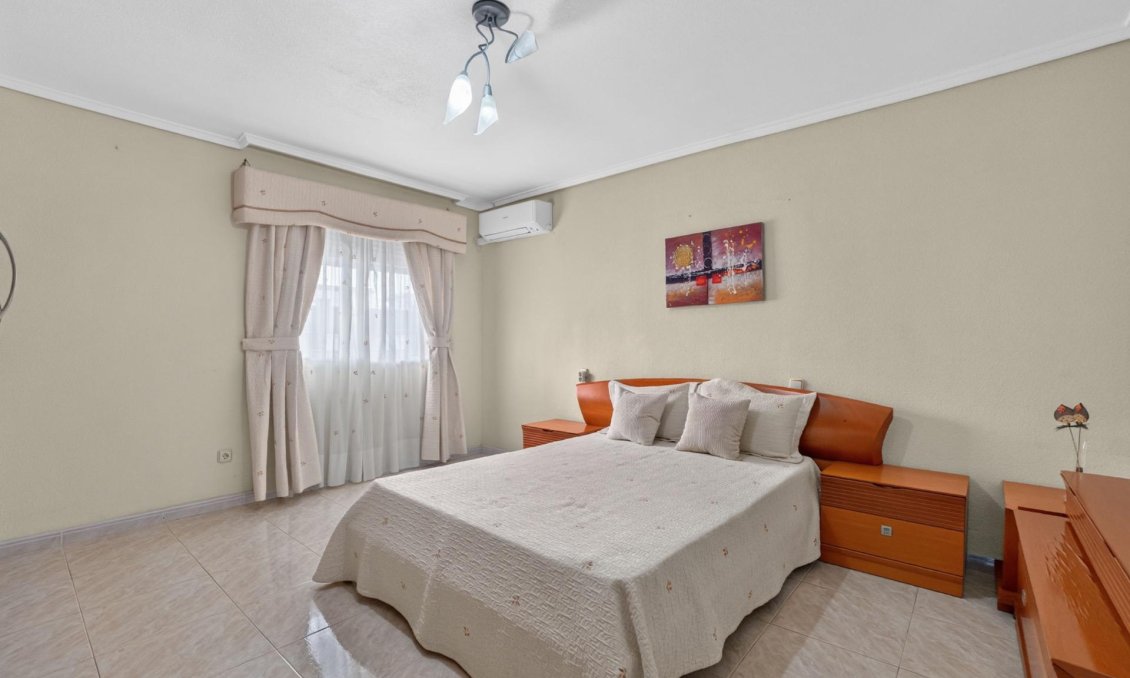 Revânzare - Apartament -
Torrevieja