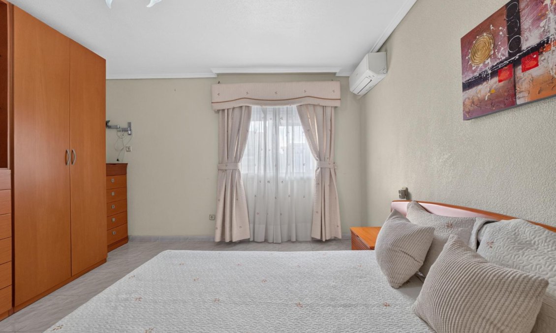 Revânzare - Apartament -
Torrevieja