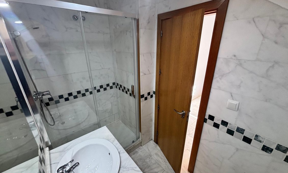 Revânzare - Apartament -
La Rellana