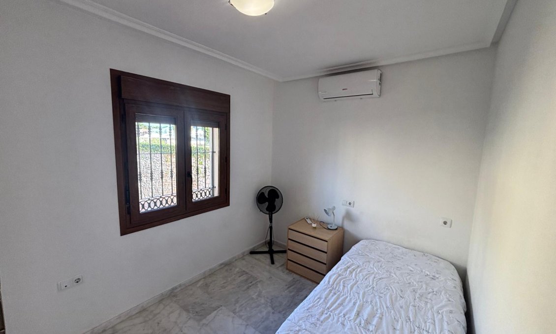 Revânzare - Apartament -
La Rellana