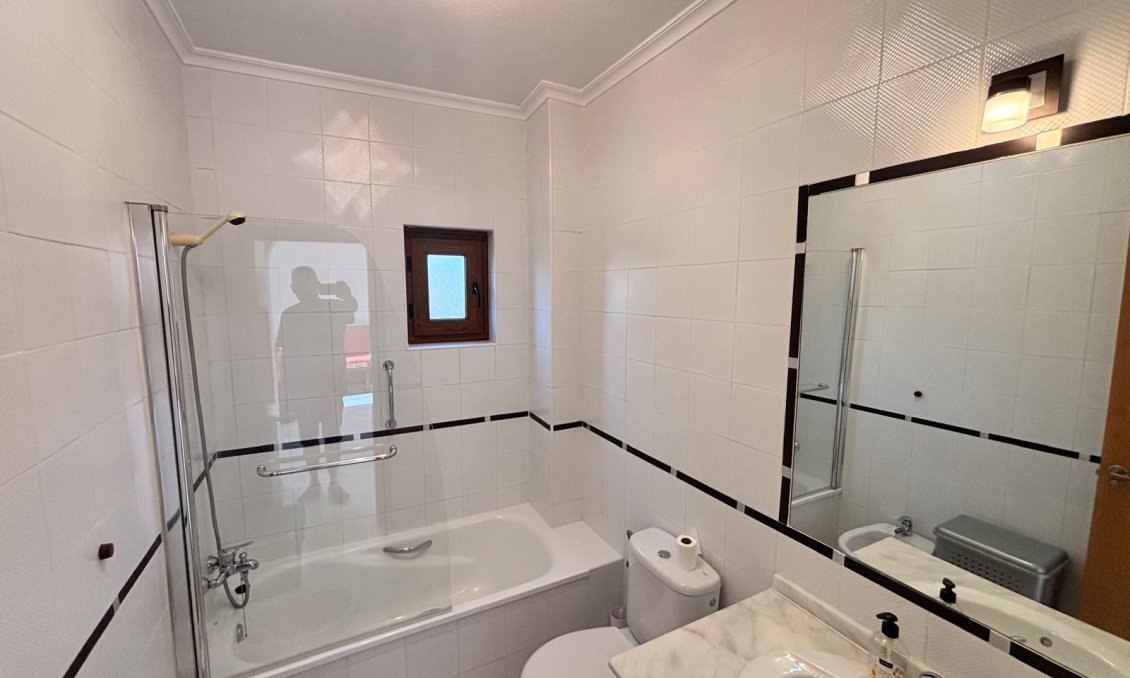 Revânzare - Apartament -
La Rellana
