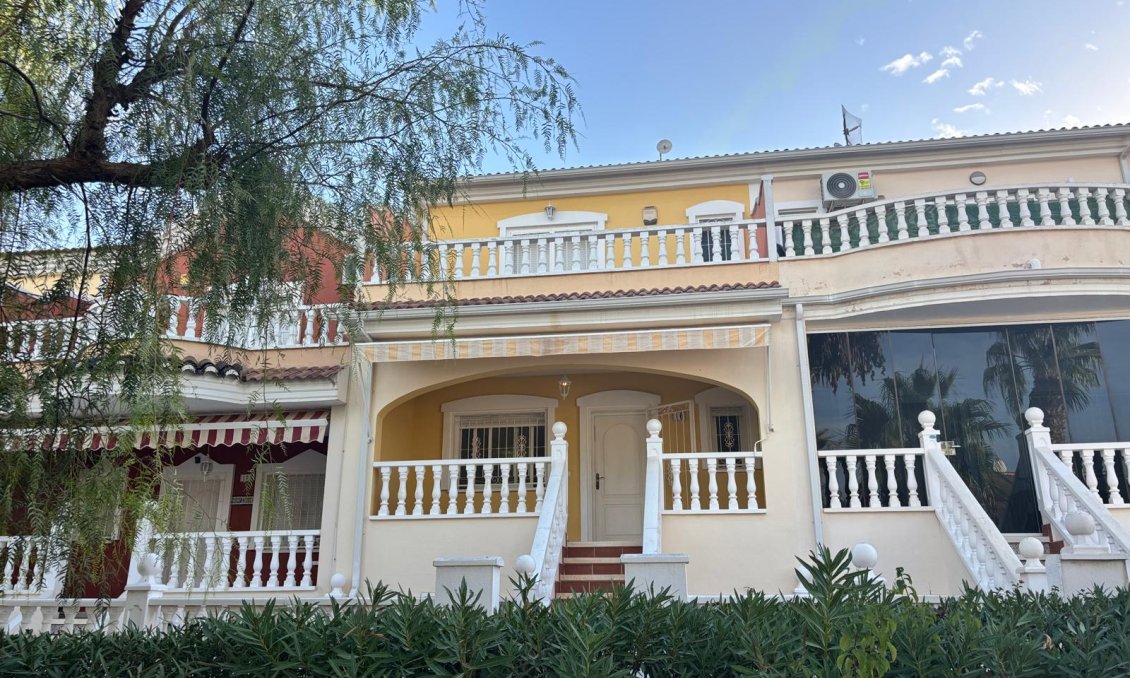 Resale - Townhouse -
Urbanización Monteazul