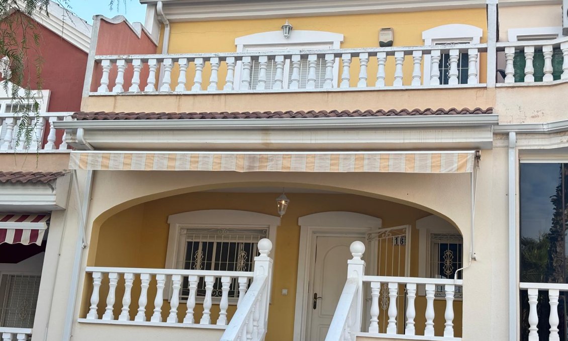 Resale - Townhouse -
Urbanización Monteazul