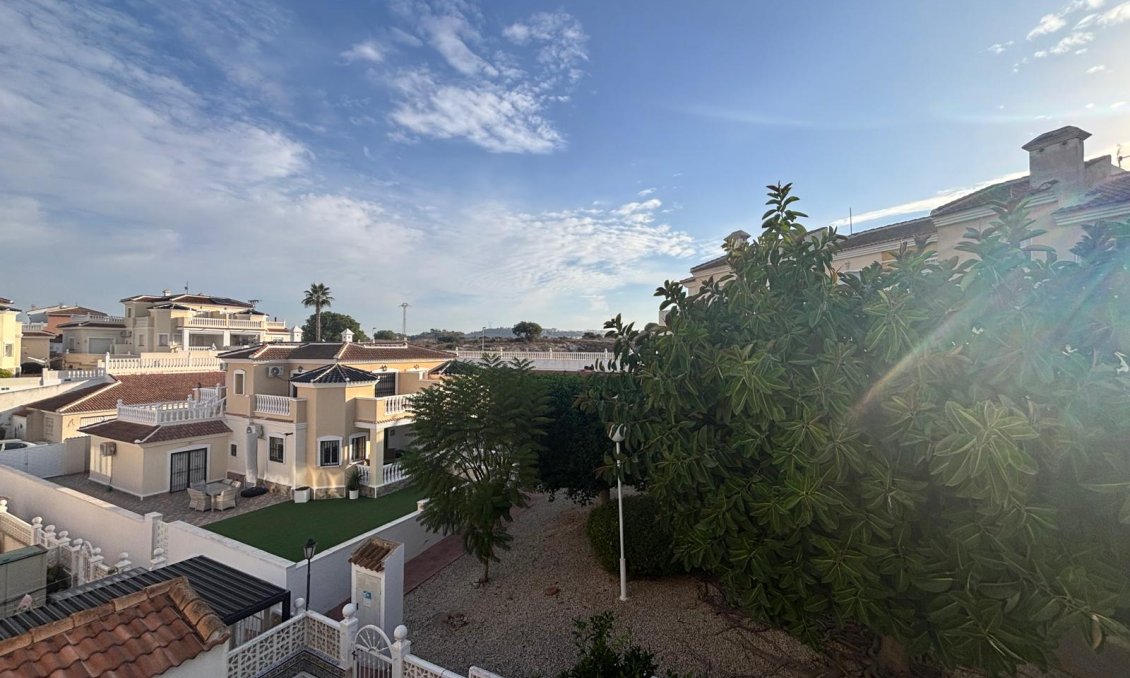 Resale - Townhouse -
Urbanización Monteazul