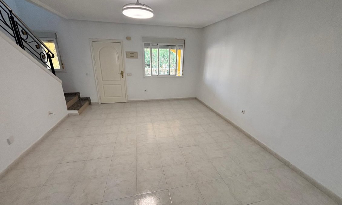 Resale - Townhouse -
Urbanización Monteazul