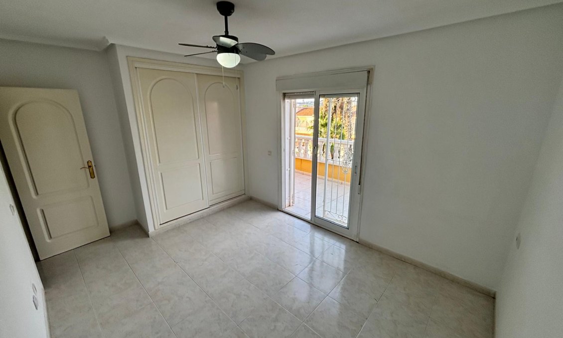 Resale - Townhouse -
Urbanización Monteazul