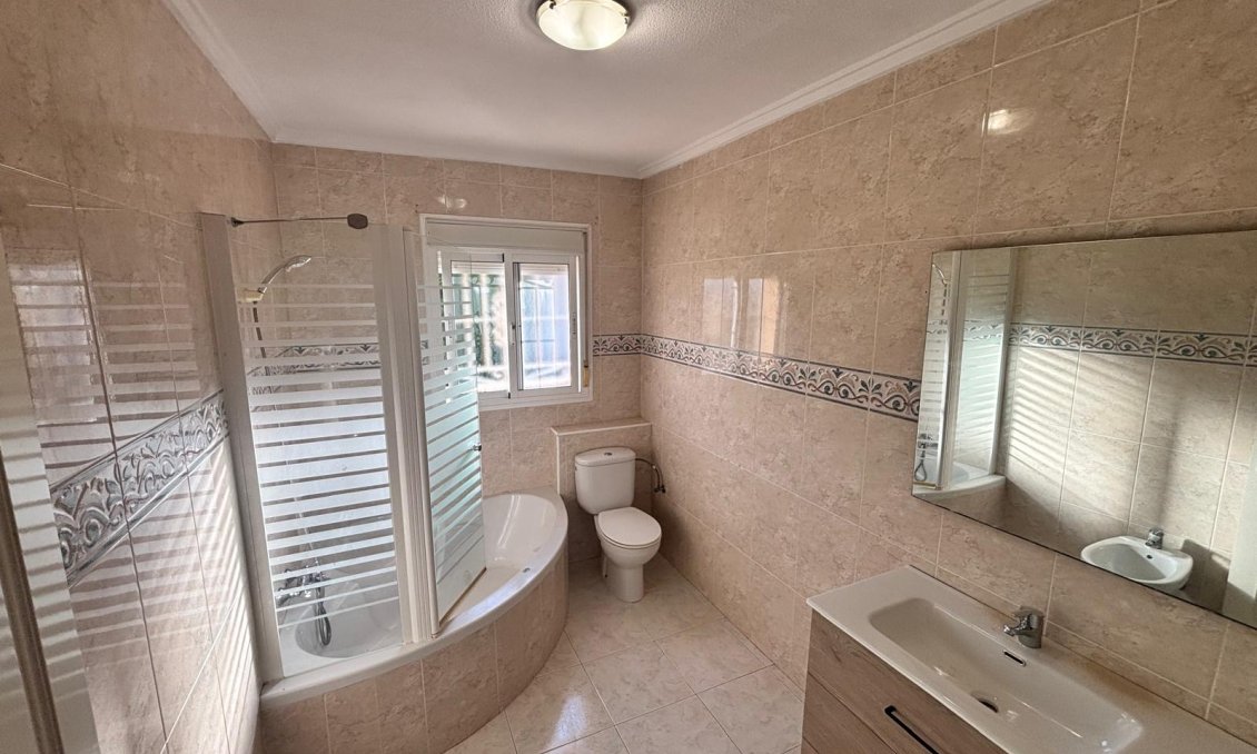 Resale - Townhouse -
Urbanización Monteazul
