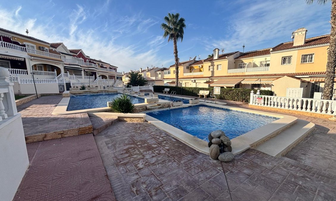 Resale - Townhouse -
Urbanización Monteazul