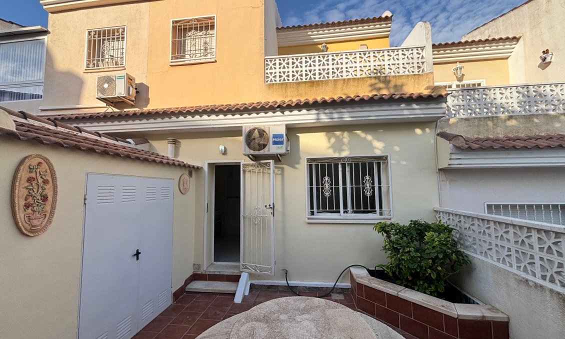 Resale - Townhouse -
Urbanización Monteazul