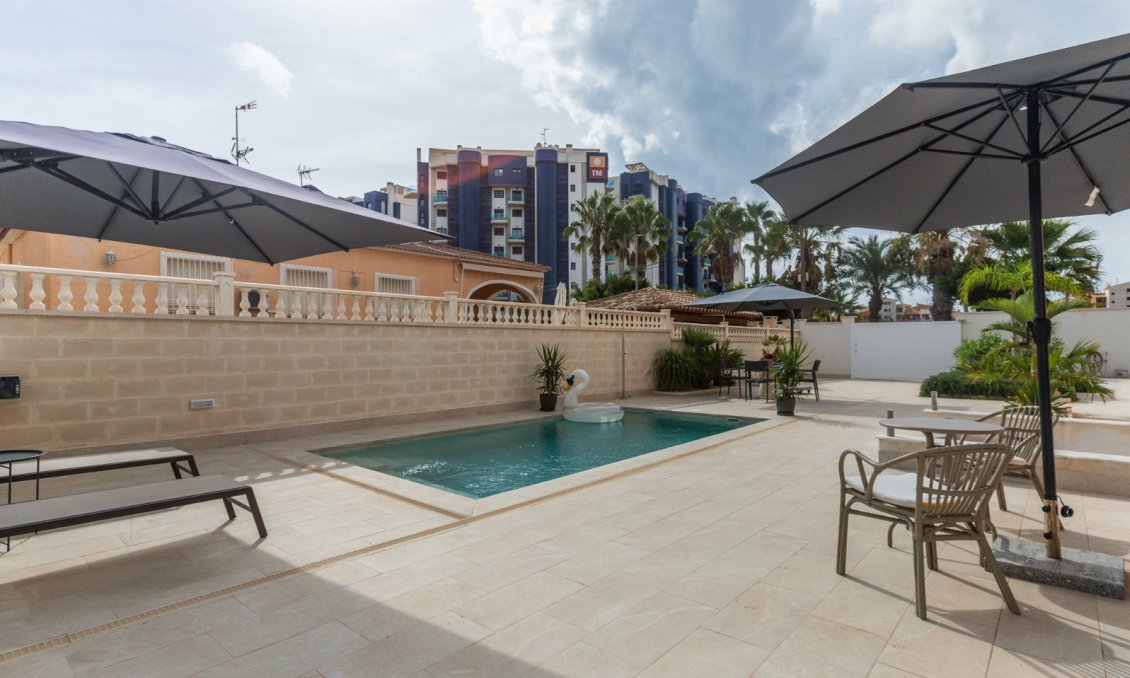 Segunda mano - Villa / Semi pareado -
Punta Prima - Costa Blanca