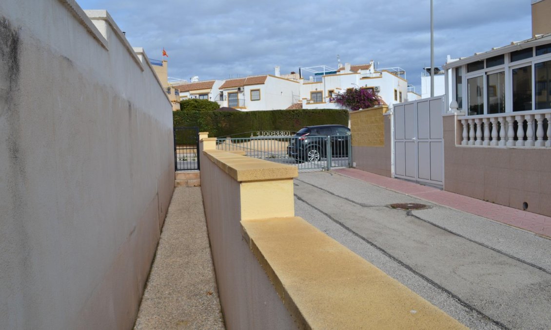 Segunda mano - Villa / Semi pareado -
Orihuela Costa - La Zenia