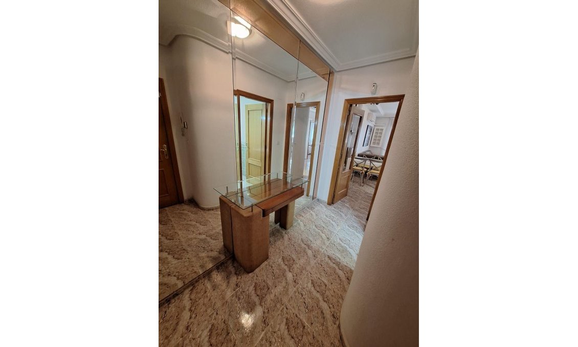 Segunda mano - Apartamento -
Torrevieja - Estacion De Autobuses