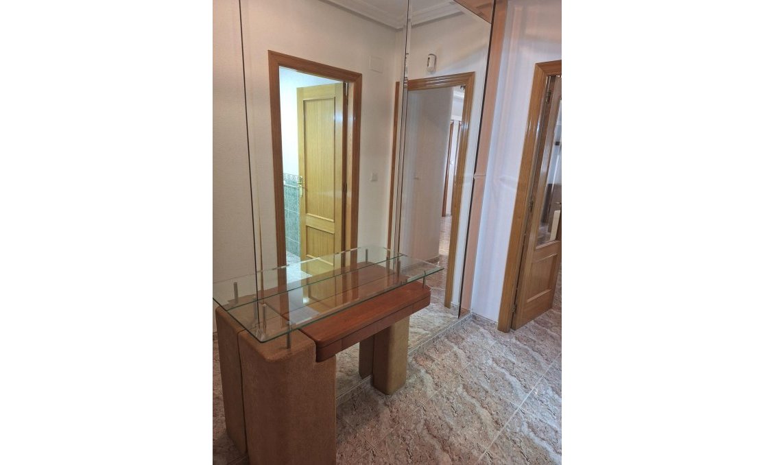 Segunda mano - Apartamento -
Torrevieja - Estacion De Autobuses
