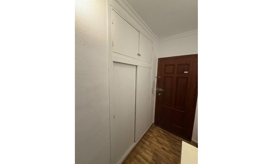 Segunda mano - Apartamento -
Torrevieja - Estacion De Autobuses