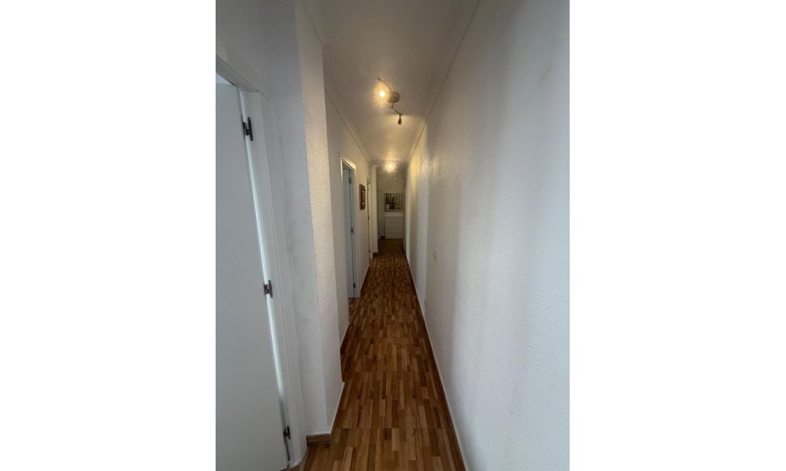 Segunda mano - Apartamento -
Torrevieja - Estacion De Autobuses