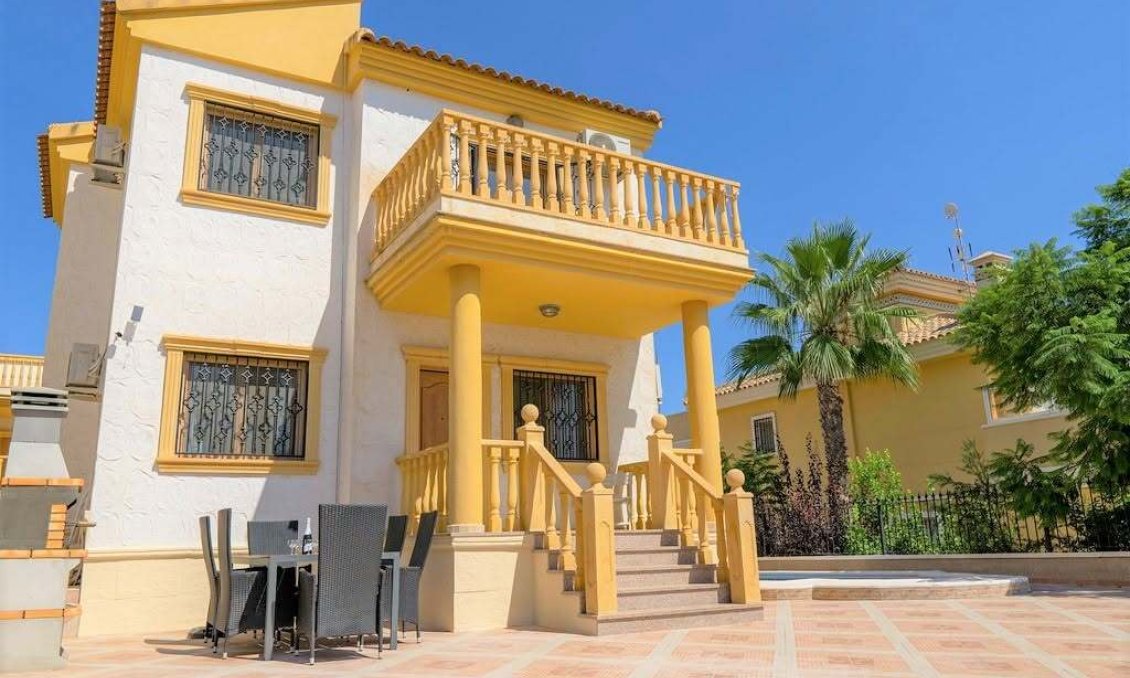 Segunda mano - Villa -
Villamartin - Las Filipinas
