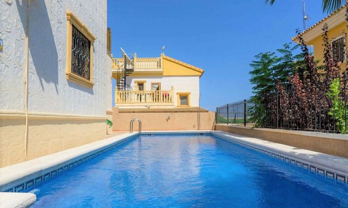Segunda mano - Villa -
Villamartin - Las Filipinas