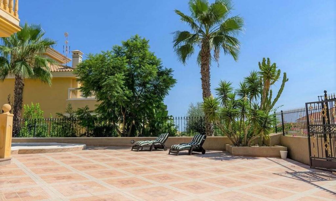 Segunda mano - Villa -
Villamartin - Las Filipinas